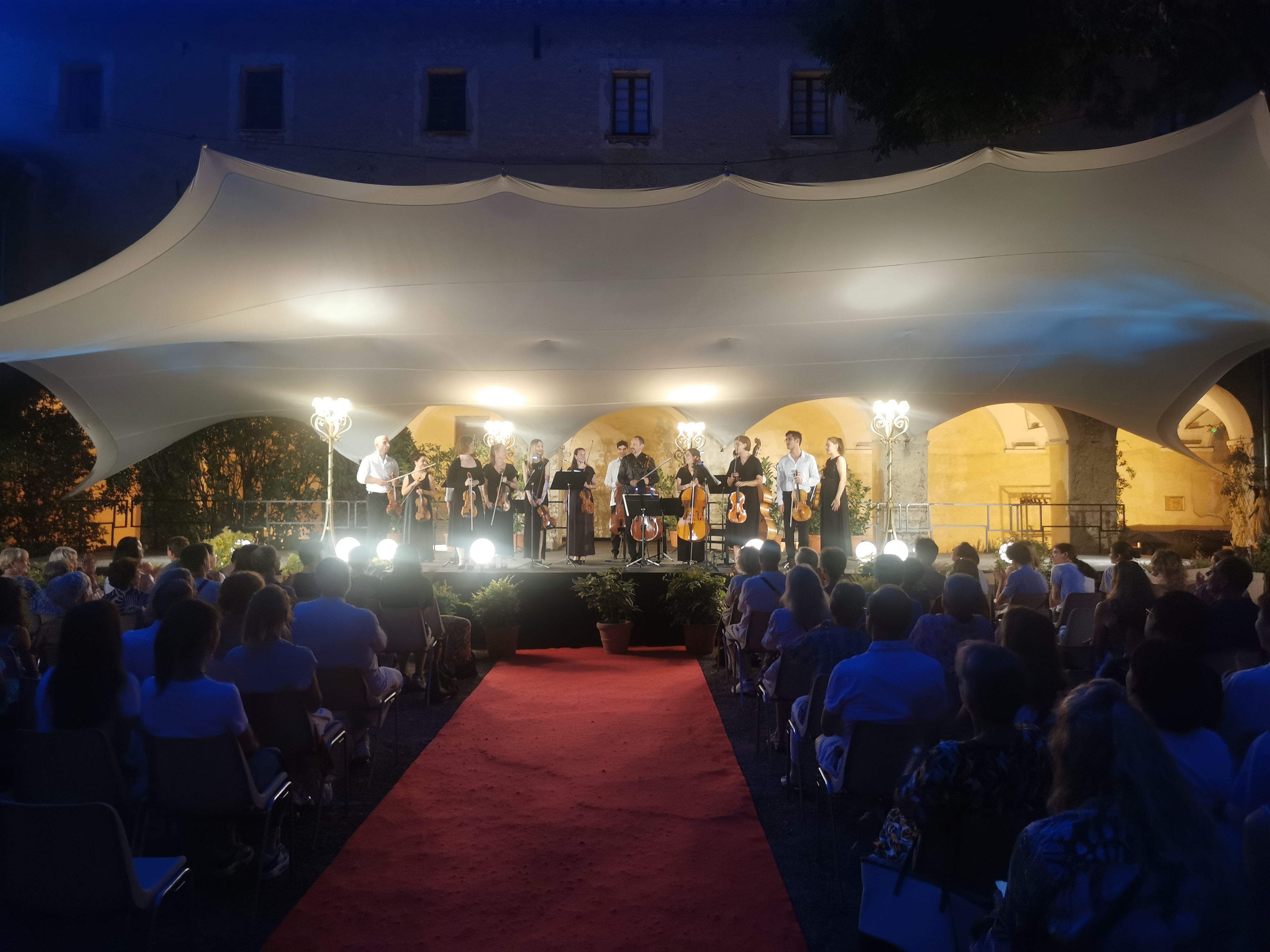 SCENE CLOITRE TAPIS ROUGE IMG_20240726_213228.jpg